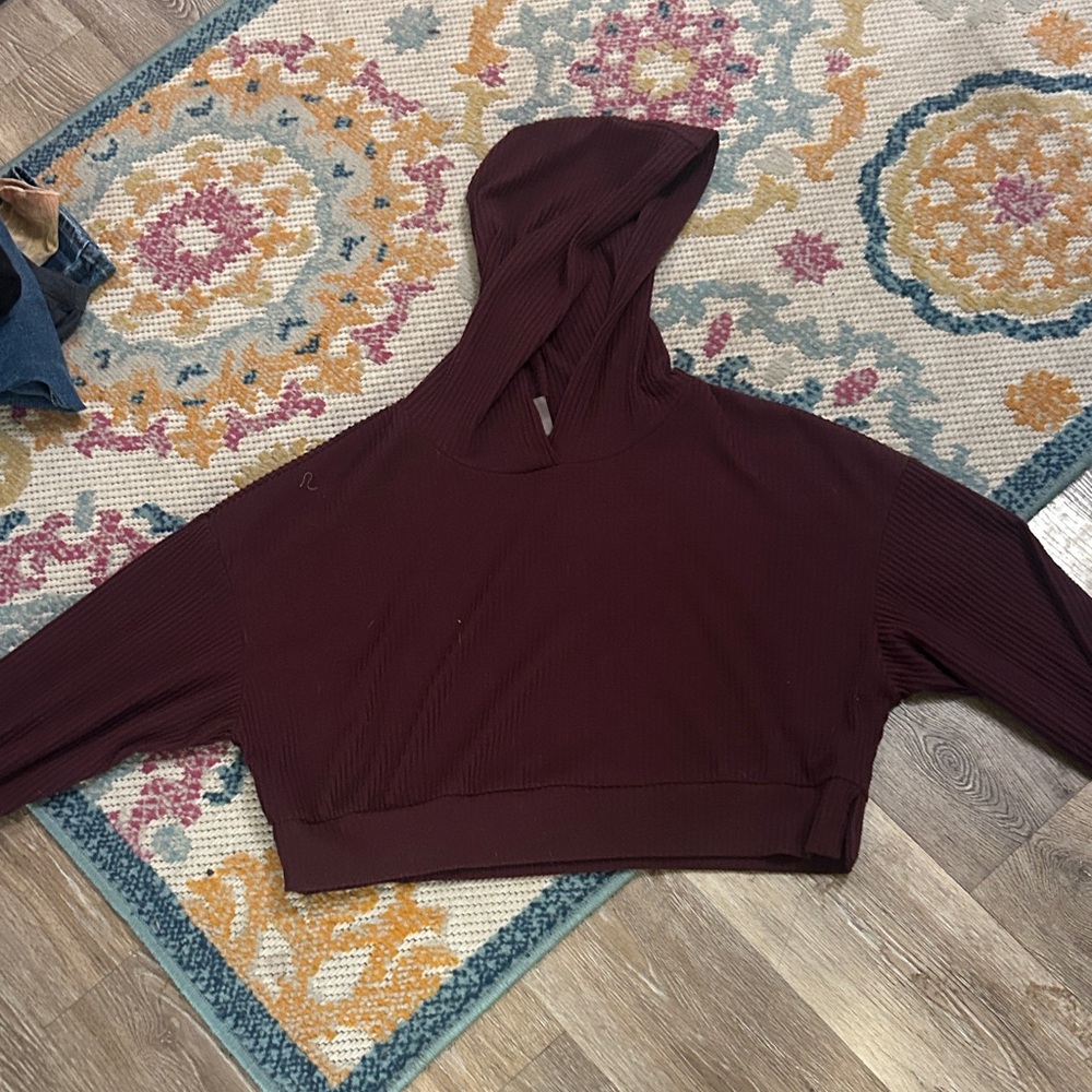 Rock Revival Ribbed Hooded Cropped Sweatshirt in Burgundy